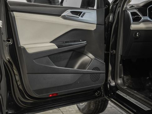 Used 2025 Volkswagen Taos SE w/ Panoramic Sunroof Package image 44