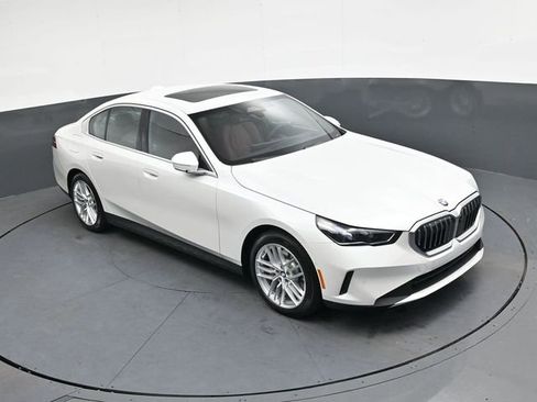 Used 2025 BMW 530i xDrive w/ Premium Package image 18