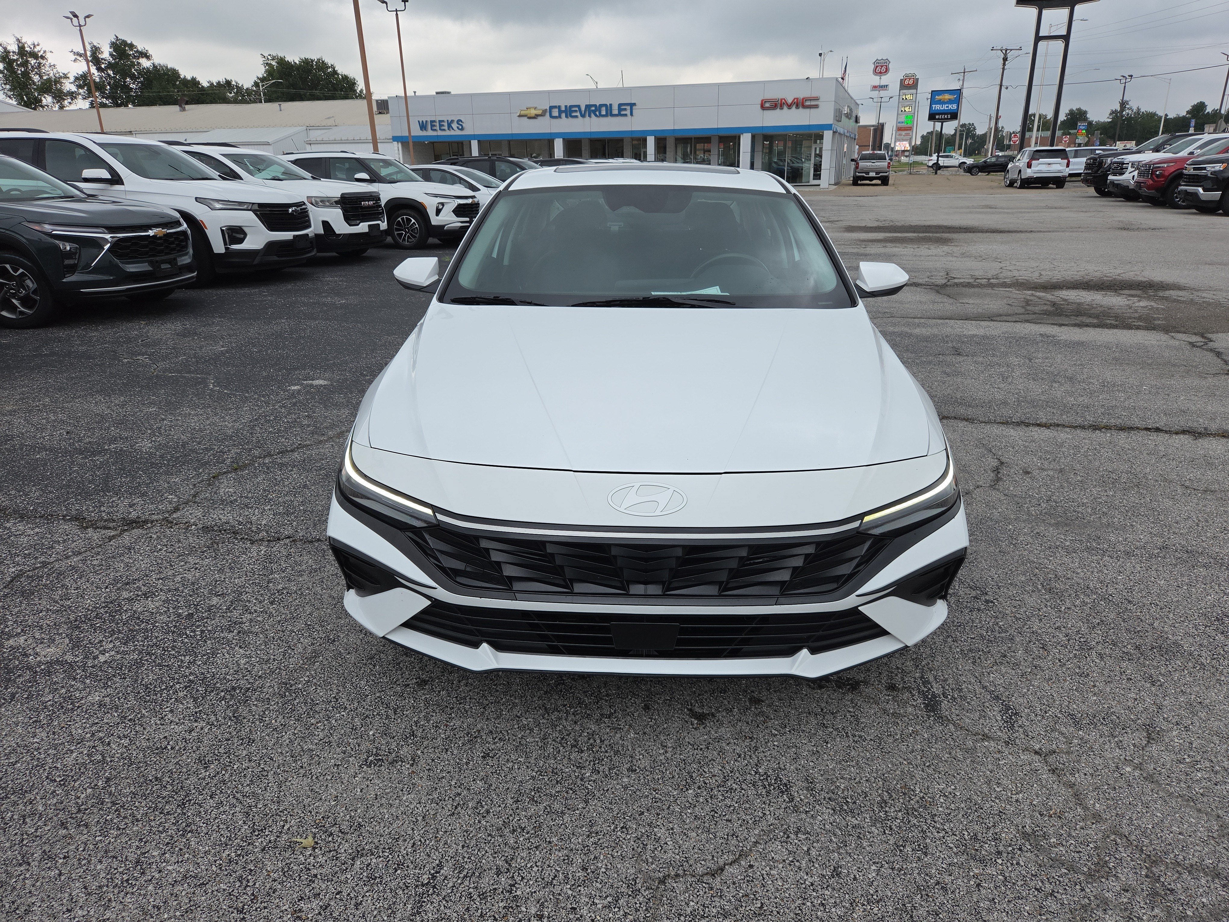 Used 2025 Hyundai Elantra SEL FWD image 2
