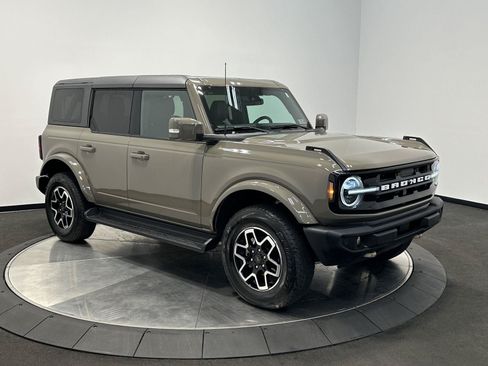 Used 2025 Ford Bronco Outer Banks AWD/4WD image 2