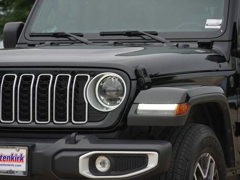 Used 2025 Jeep Wrangler Unlimited Sahara AWD/4WD image 4