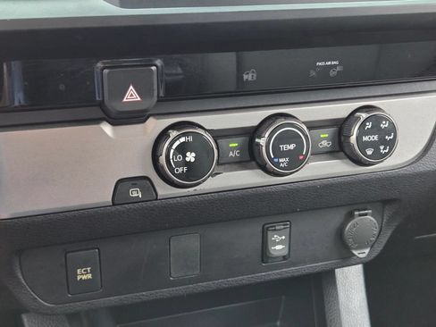 Used 2018 Toyota Tacoma SR RWD image 22