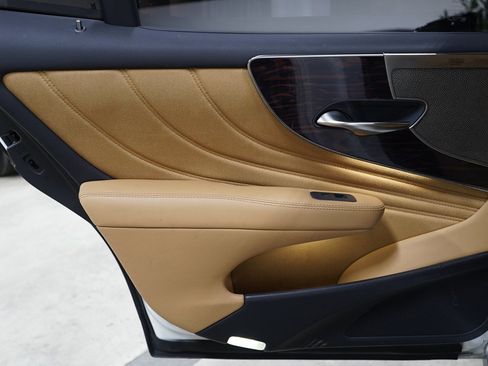 Used 2022 Lexus LS 500 w/ Interior Upgrade Package RWD image 19