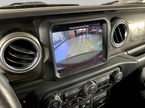 Used 2018 Jeep Wrangler Unlimited Sahara AWD/4WD image 13