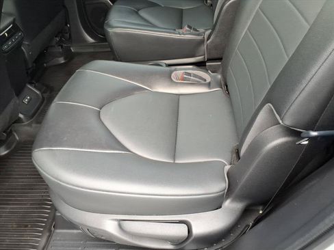 Used 2022 Toyota Highlander XLE AWD/4WD image 23