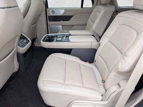 Used 2020 Lincoln Navigator Reserve w/ Luxury Package image 17