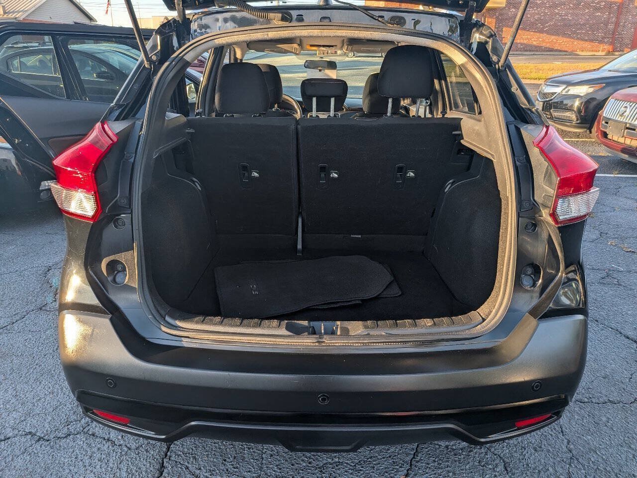 Used 2018 Nissan Kicks SR w/ Exterior Electronics Package FWD image 29