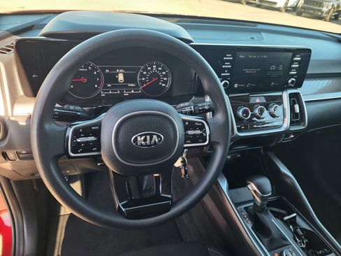 Used 2021 Kia Sorento LX image 2