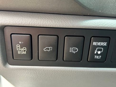 Used 2016 Toyota Sequoia Platinum AWD/4WD image 19