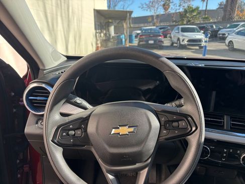Used 2025 Chevrolet Trax LT image 34