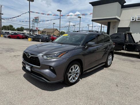 Used 2021 Toyota Highlander Limited FWD image 2