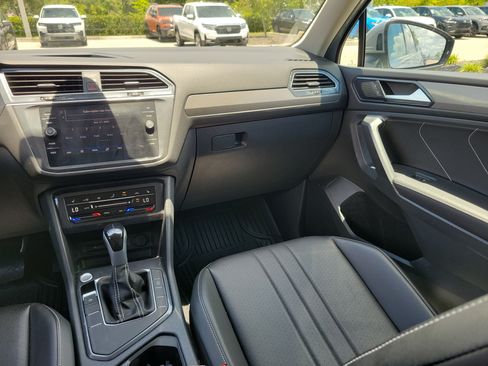 Used 2024 Volkswagen Tiguan SE FWD image 21