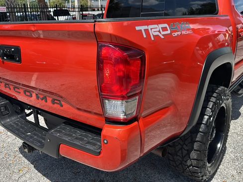 Used 2017 Toyota Tacoma TRD Off-Road w/ Premium & Technology Package AWD/4WD image 47