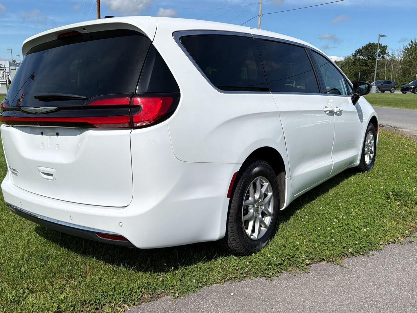 Used 2024 Chrysler Pacifica Touring-L FWD image 5