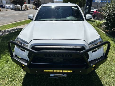 Used 2020 Toyota Tacoma TRD Off-Road w/ Technology Package AWD/4WD image 15