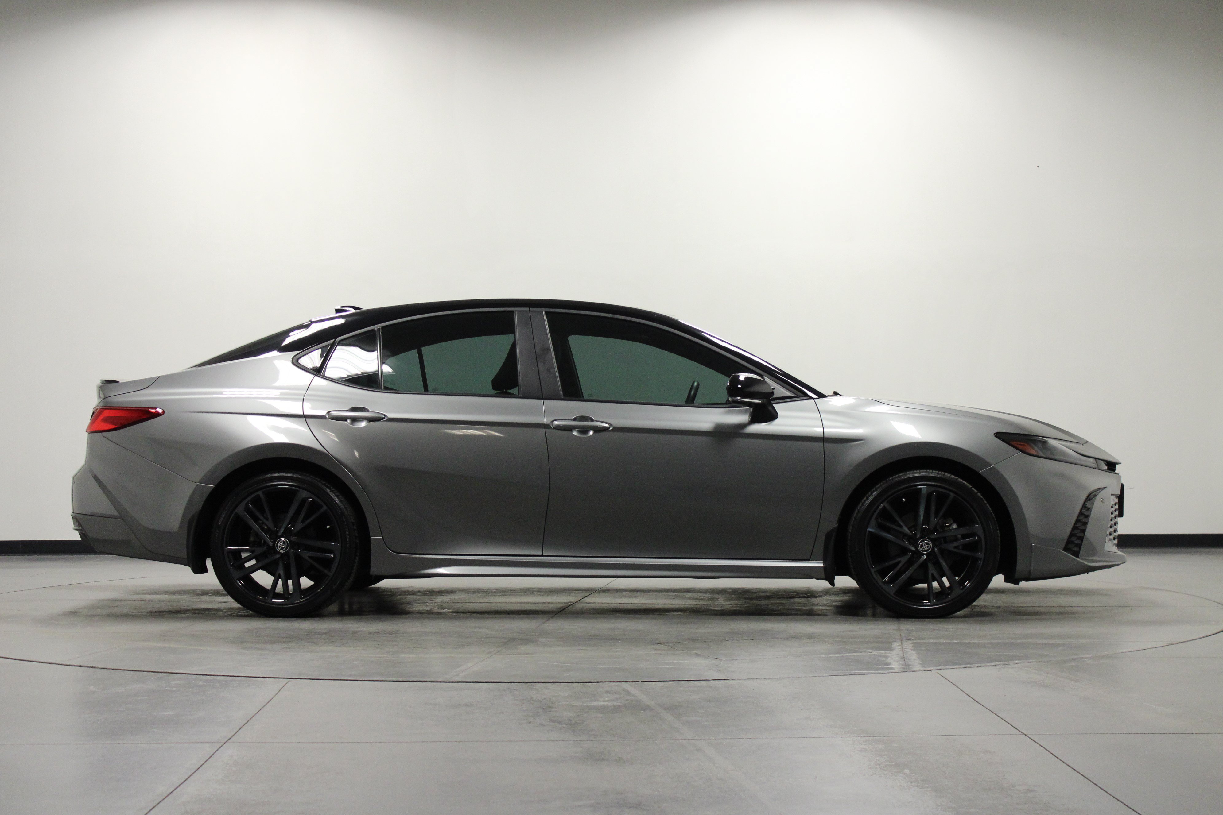 Used 2025 Toyota Camry XSE AWD/4WD image 3