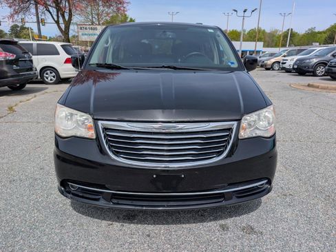 Used 2012 Chrysler Town & Country Touring w/ Entertainment Group #1 FWD image 11