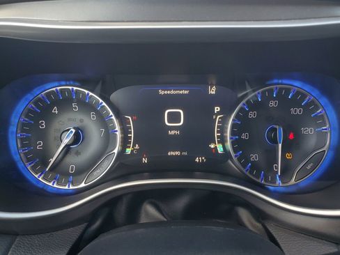 Used 2024 Chrysler Pacifica Touring-L image 19