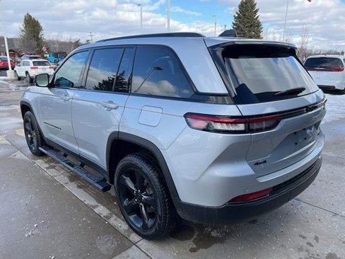 Certified 2025 Jeep Grand Cherokee Limited w/ Black Appearance Package image 4