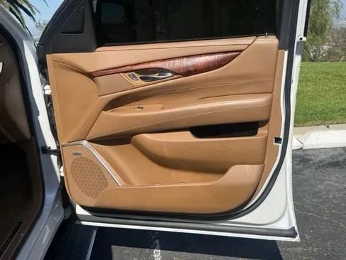 Used 2016 Cadillac Escalade Platinum AWD/4WD image 10
