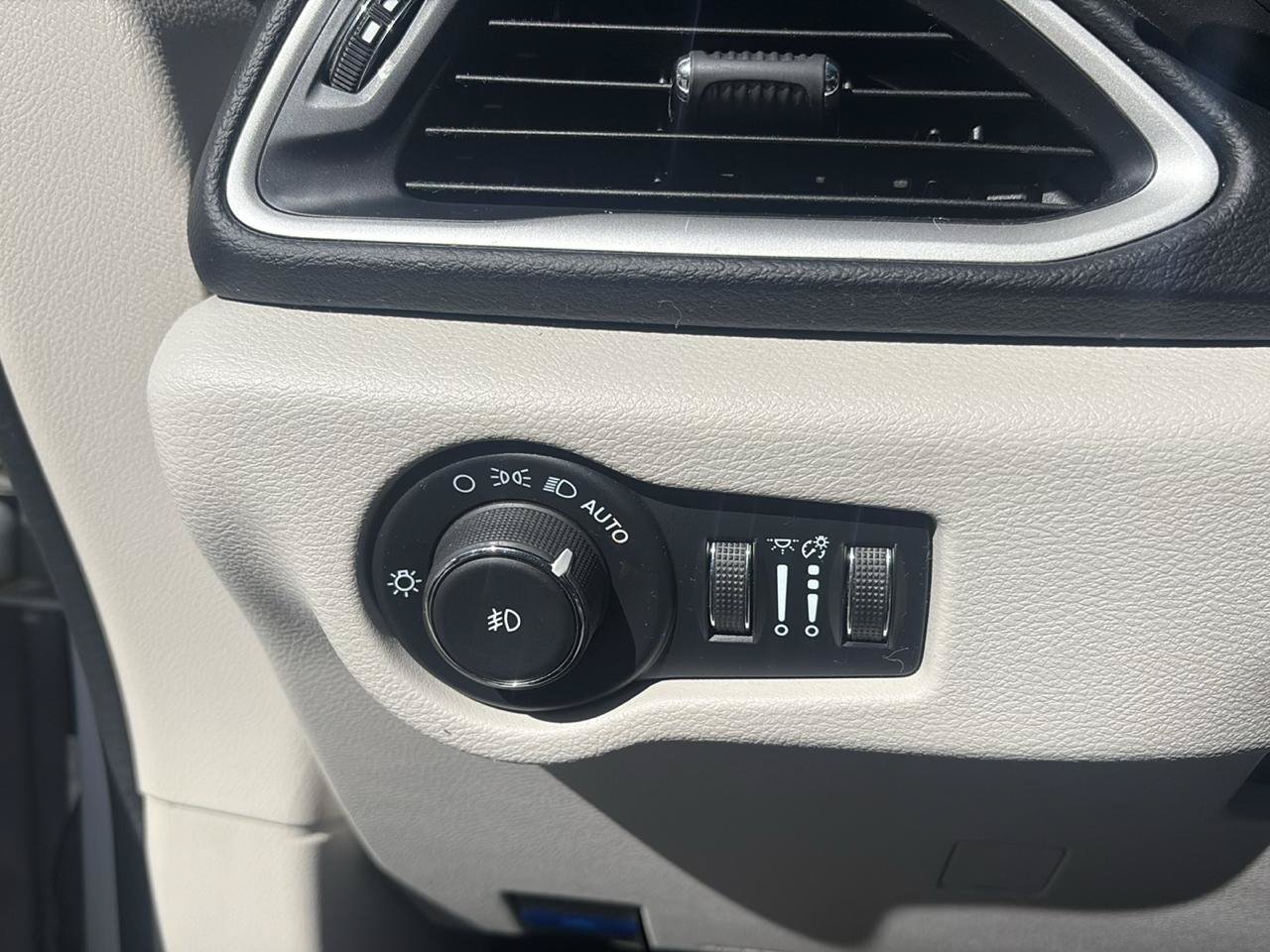 Used 2022 Chrysler Pacifica Touring-L FWD image 15