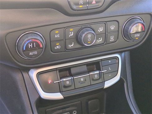 Used 2022 GMC Terrain SLT image 18