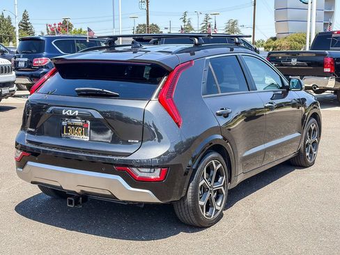 Used 2023 Kia Niro SX Touring FWD image 4