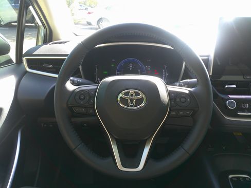 Used 2025 Toyota Corolla XLE image 18