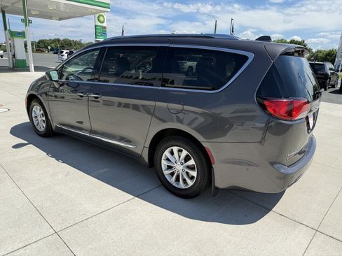 Used 2018 Chrysler Pacifica Touring-L Plus w/ Advanced Safetytec Group FWD image 5
