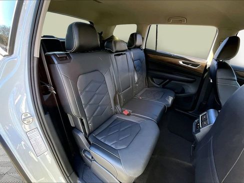 Used 2024 Volkswagen Atlas SE image 17
