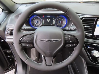 New 2026 Chrysler Pacifica Limited w/ Uconnect Theater Family Group