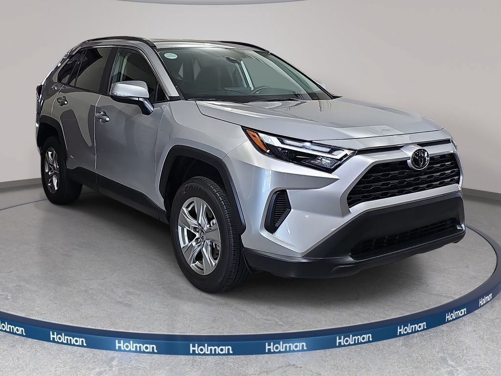 Used 2025 Toyota RAV4 XLE AWD/4WD image 4