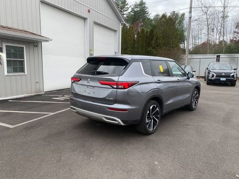 Used 2024 Mitsubishi Outlander SE image 5