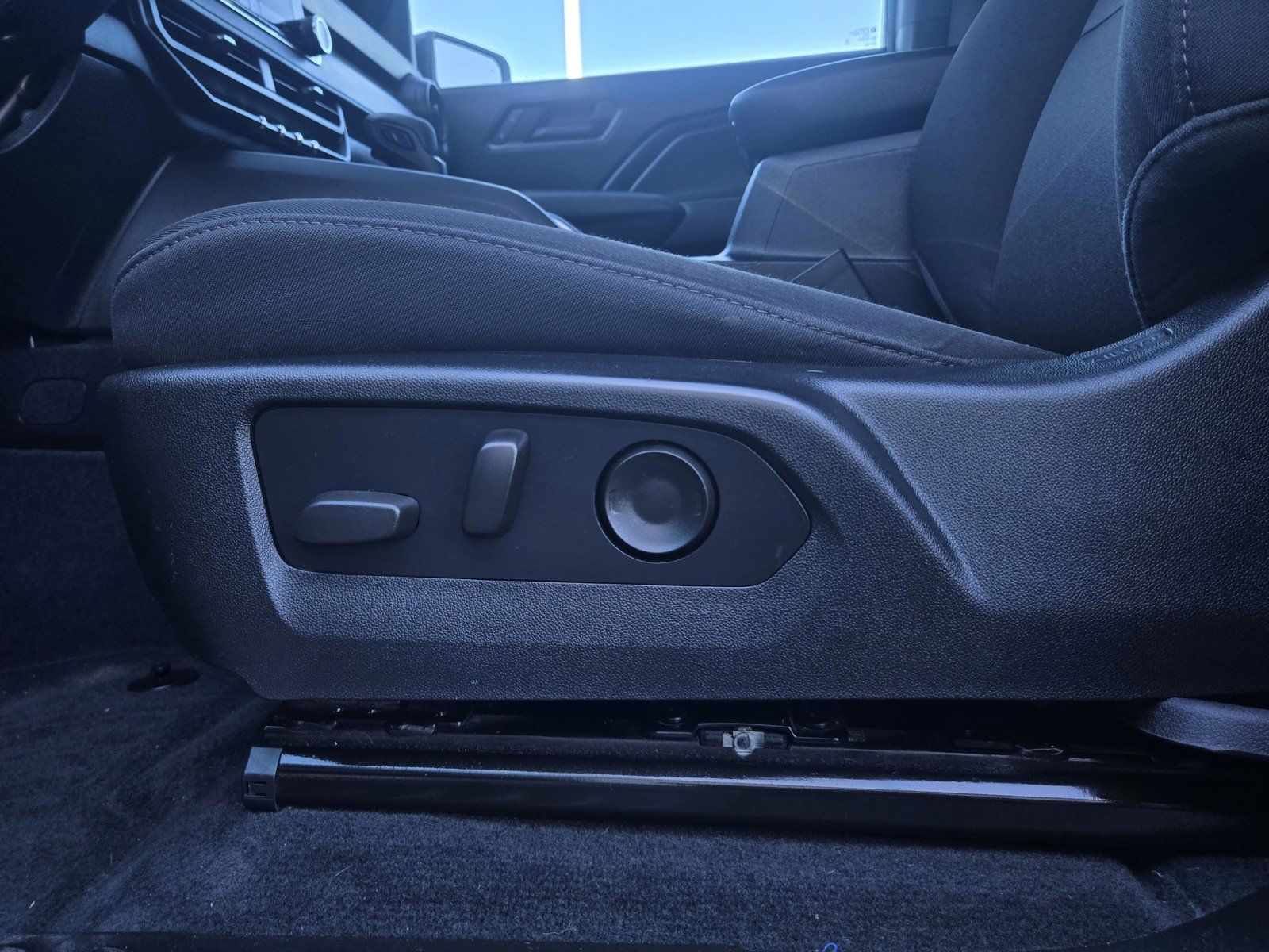 Used 2024 Chevrolet Colorado Trail Boss w/ Technology Package AWD/4WD image 17