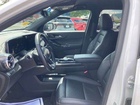 New 2025 Chevrolet Equinox LT w/ Convenience Package II AWD/4WD image 3