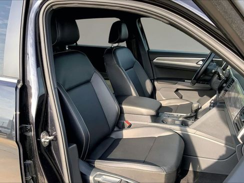 Used 2020 Volkswagen Atlas Cross Sport SE w/ Towing Package image 7