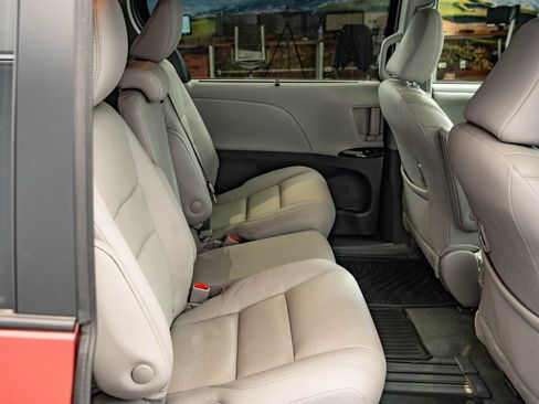 Used 2020 Toyota Sienna XLE FWD image 48