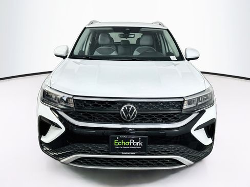 Used 2023 Volkswagen Taos SE w/ Panoramic Sunroof Package FWD image 2