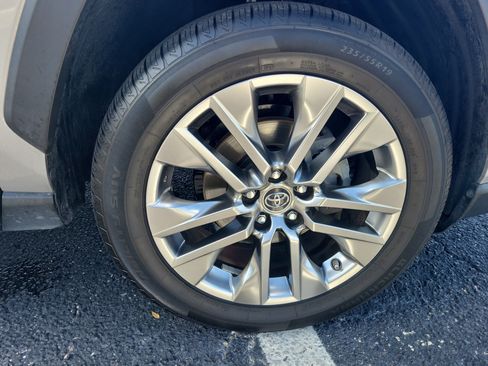 Used 2019 Toyota RAV4 XLE Premium FWD image 9