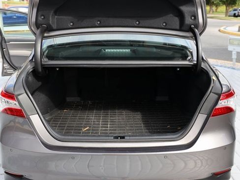 Used 2018 Toyota Camry XLE image 10