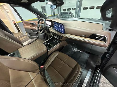 Used 2025 Chevrolet Suburban High Country AWD/4WD image 27
