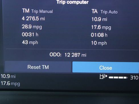 Used 2025 Volvo XC40 B5 Plus image 29