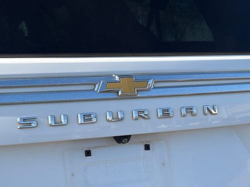 Used 2022 Chevrolet Suburban LT RWD image 7