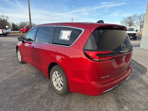 Used 2025 Chrysler Pacifica Select image 7