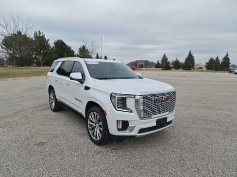 Used 2022 GMC Yukon Denali w/ Denali Premium Package image 3