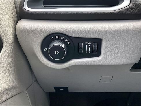 Used 2018 Chrysler Pacifica Touring-L image 38