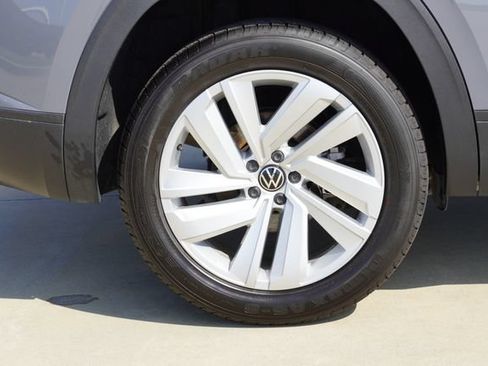 Used 2021 Volkswagen Atlas Cross Sport SE w/ Panoramic Sunroof Package FWD image 9