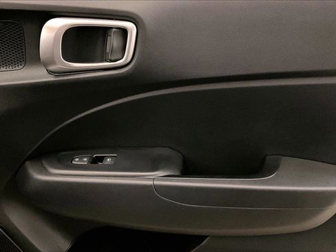 Used 2024 Hyundai Venue SEL image 23