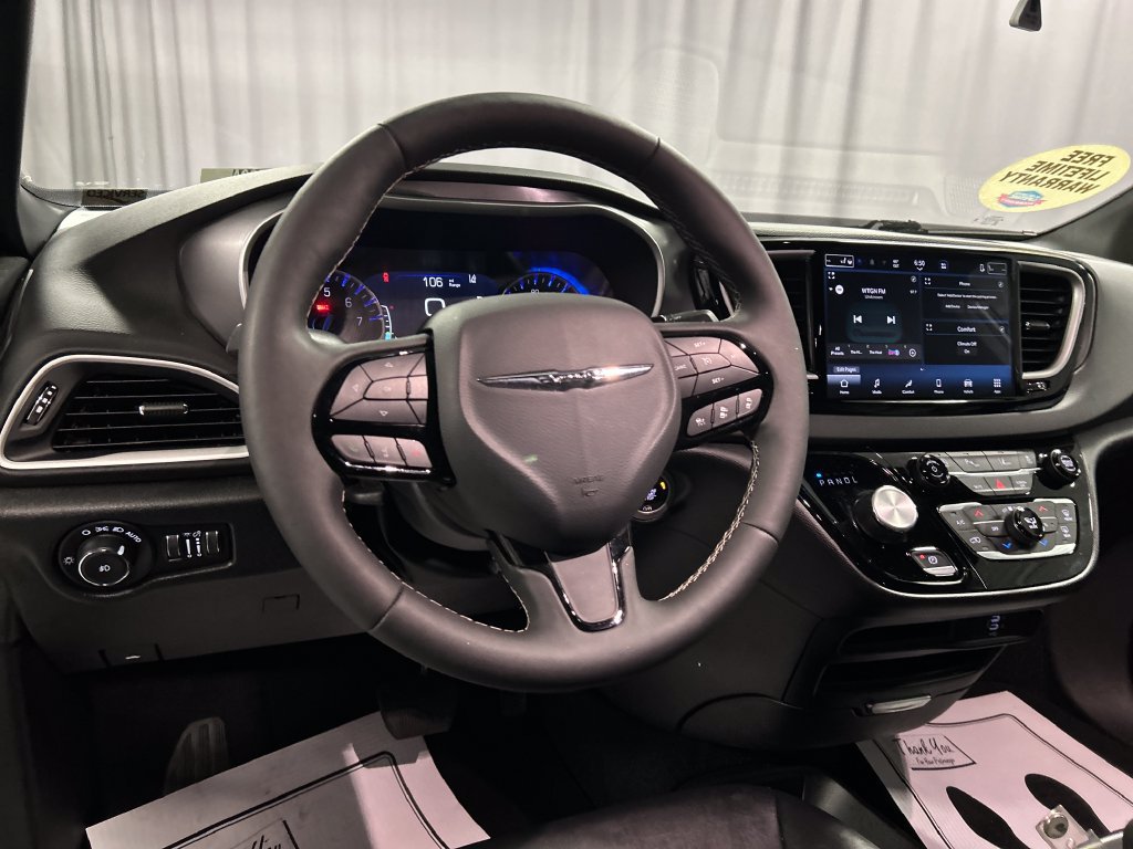 Used 2026 Chrysler Pacifica Select w/ S Appearance Package FWD image 15
