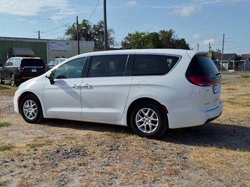 Used 2023 Chrysler Pacifica Touring-L FWD image 6
